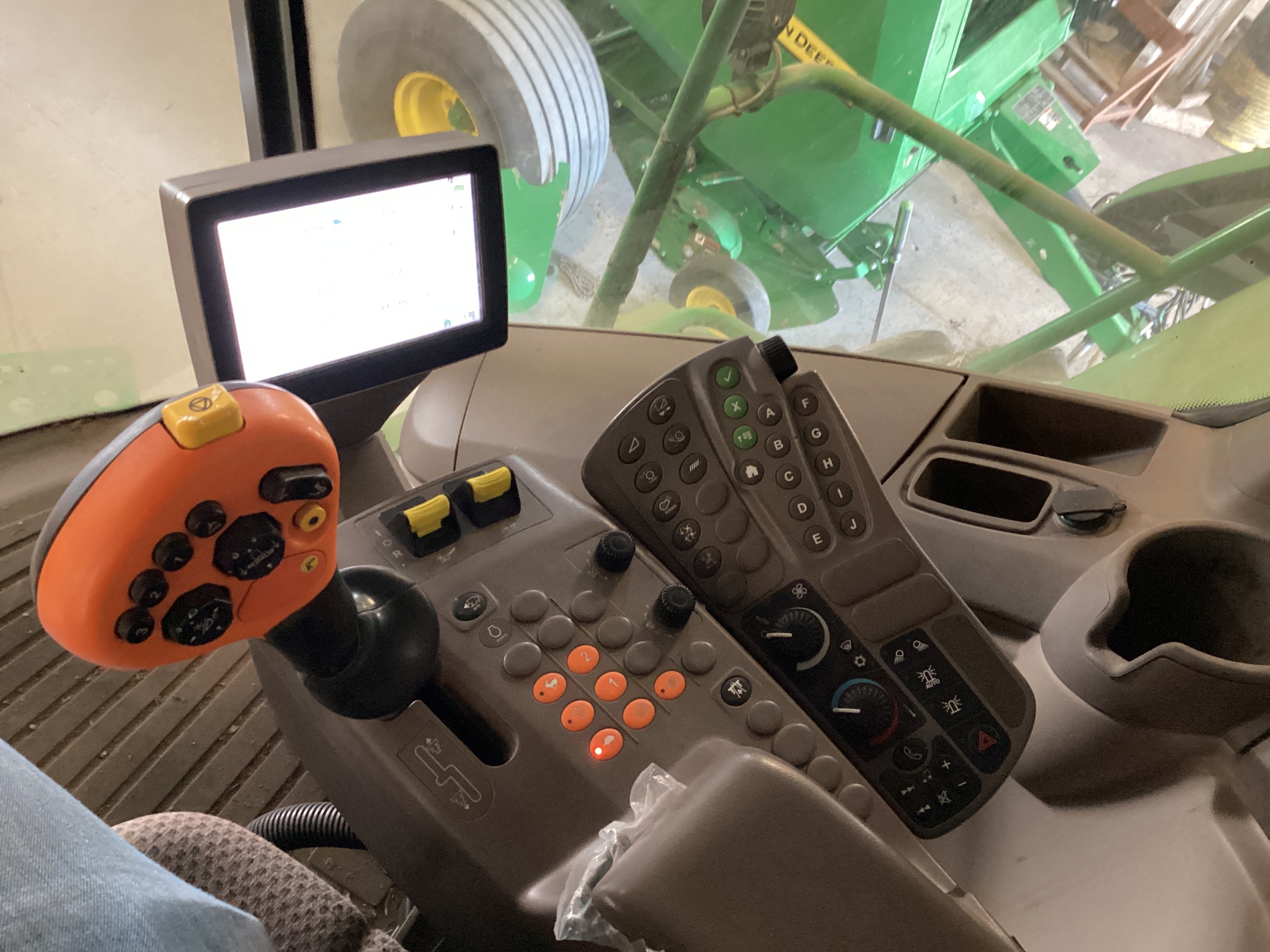 2013 John Deere S680 Image 13