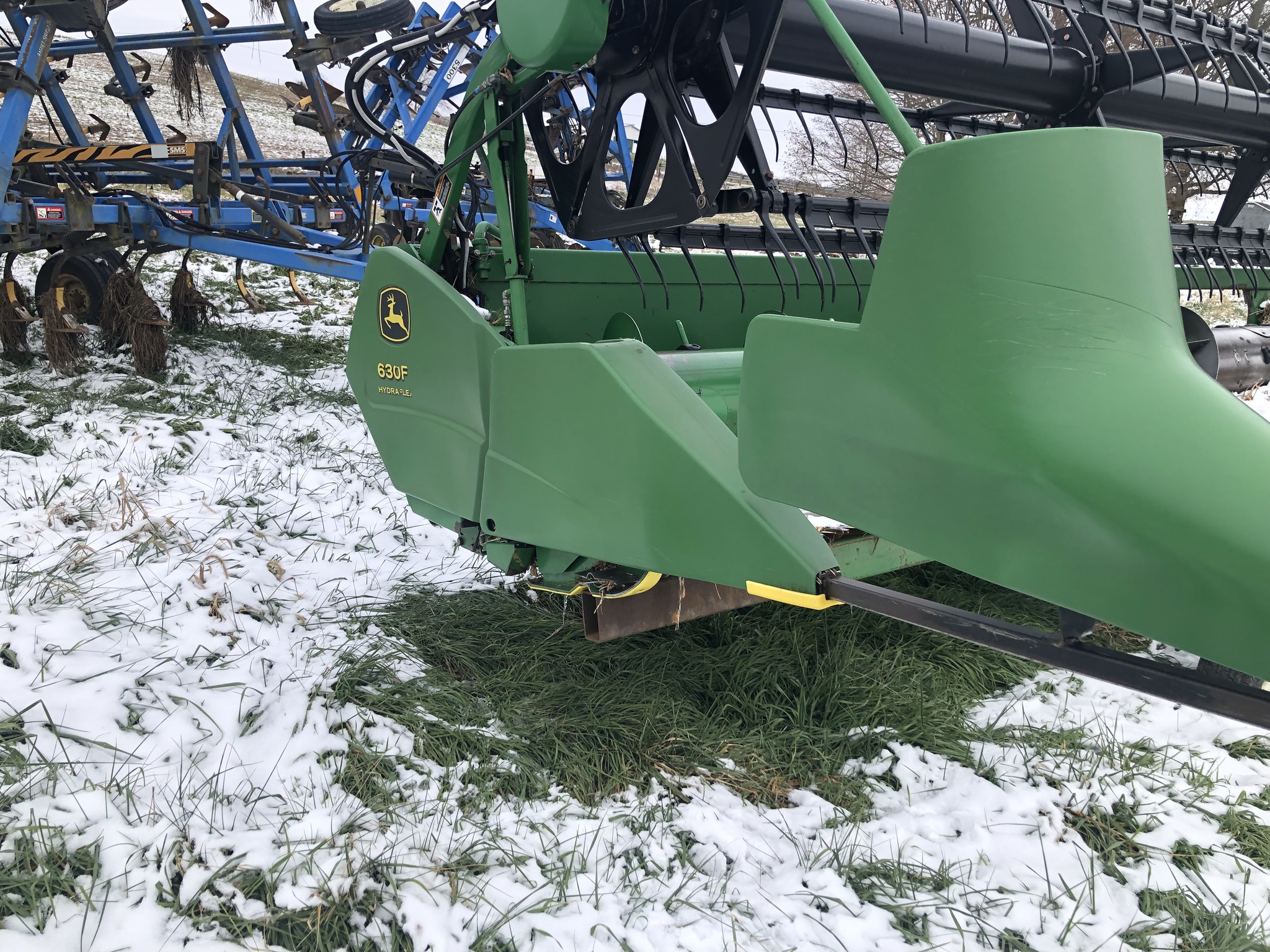 2003 John Deere 630F Image 9