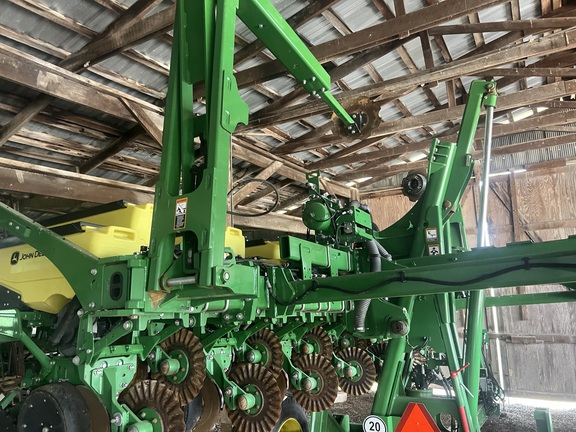 Photo of 2021 John Deere 1745