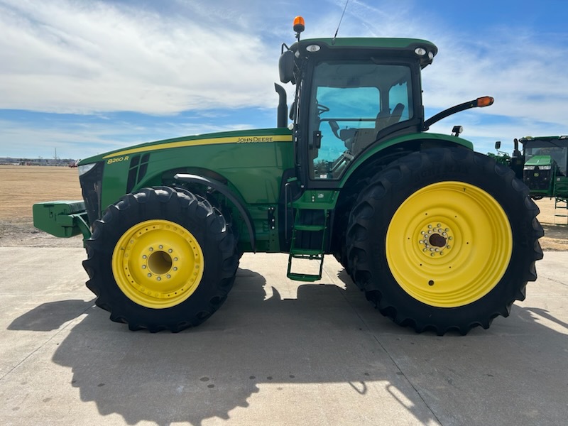 2012 John Deere 8260R Image 4