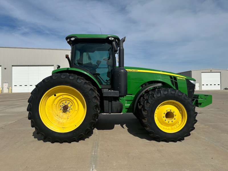 2012 John Deere 8260R Image 7