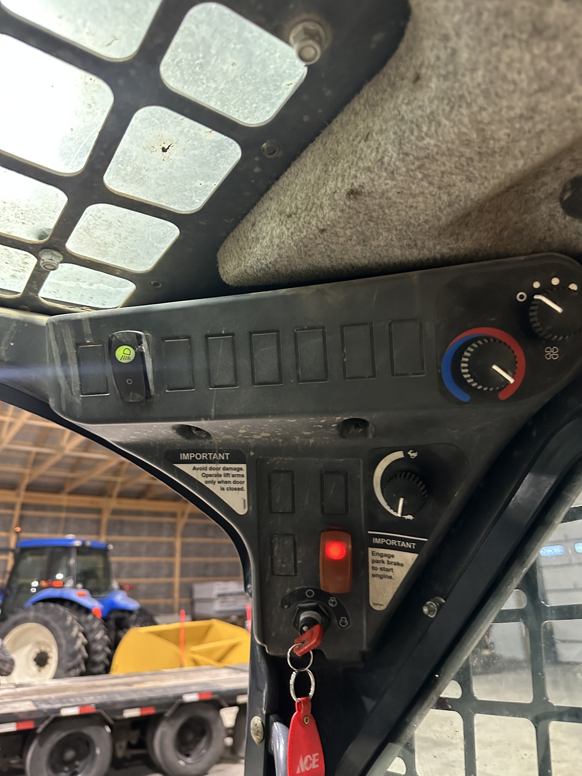 2016 John Deere 318G Image 16