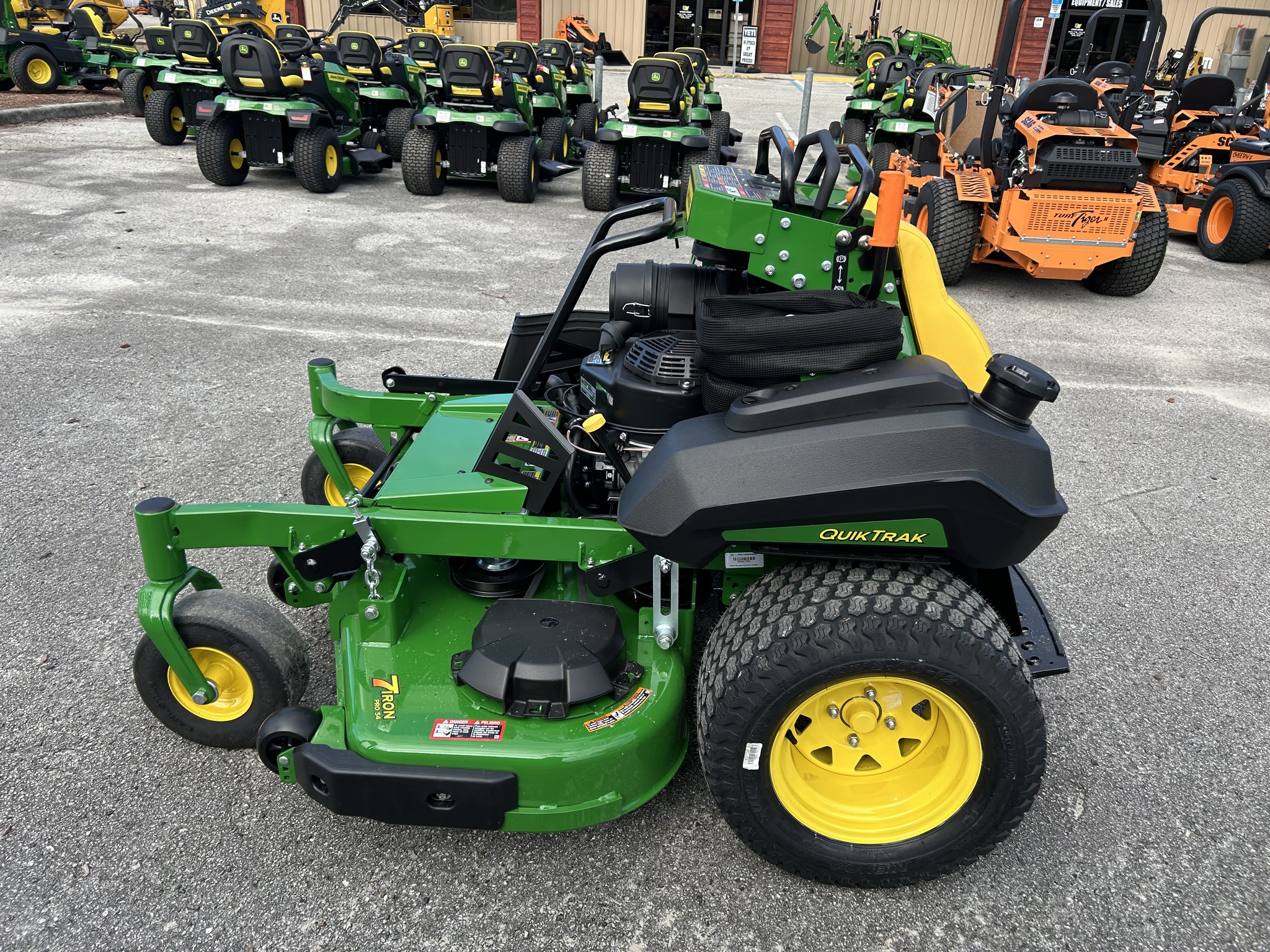 2026 John Deere Q820M Image 6