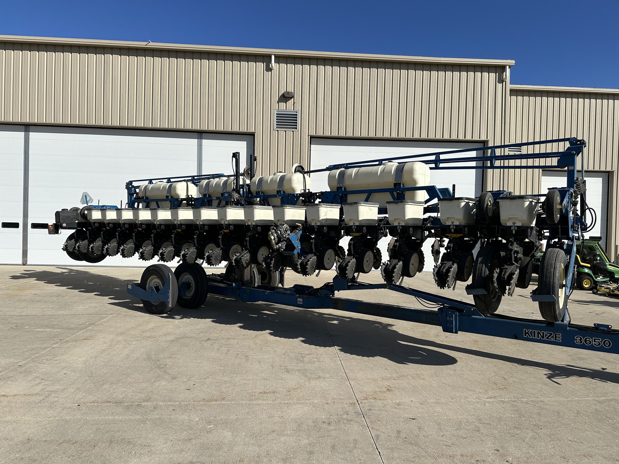 2006 Kinze 3650 Image 2