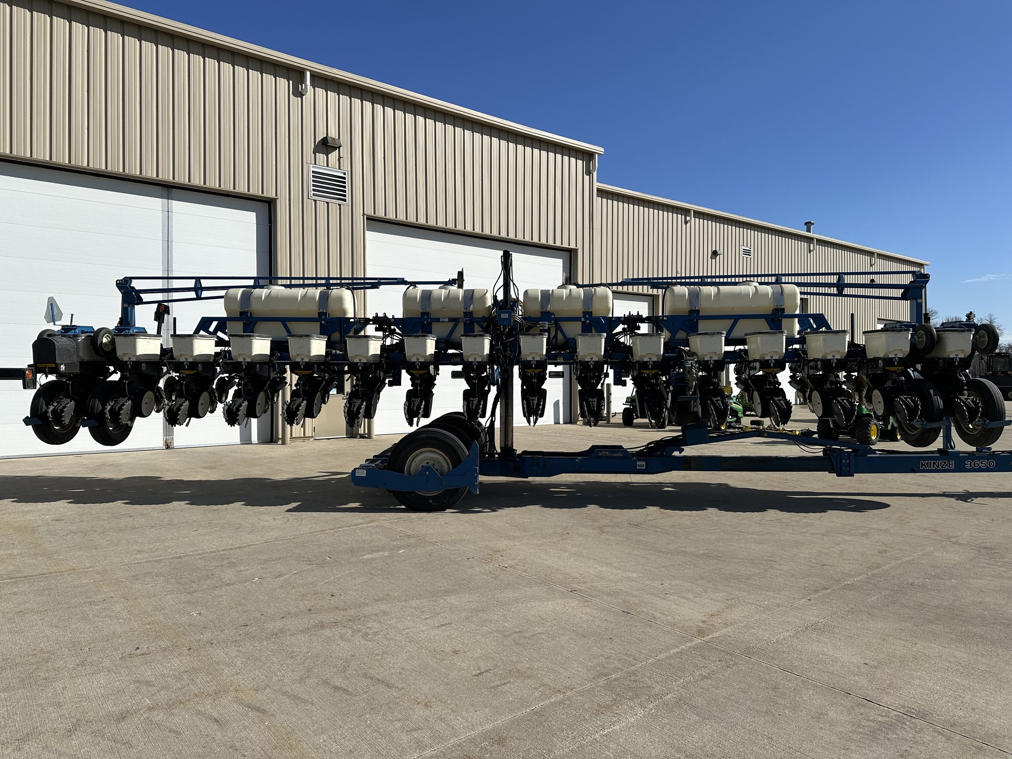 2006 Kinze 3650 Image 3