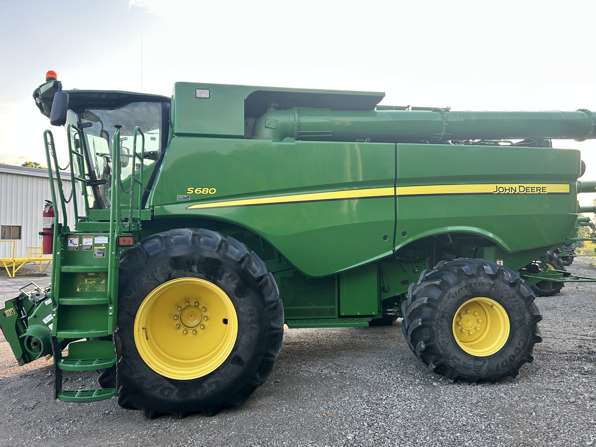 2015 John Deere S680 Image 2