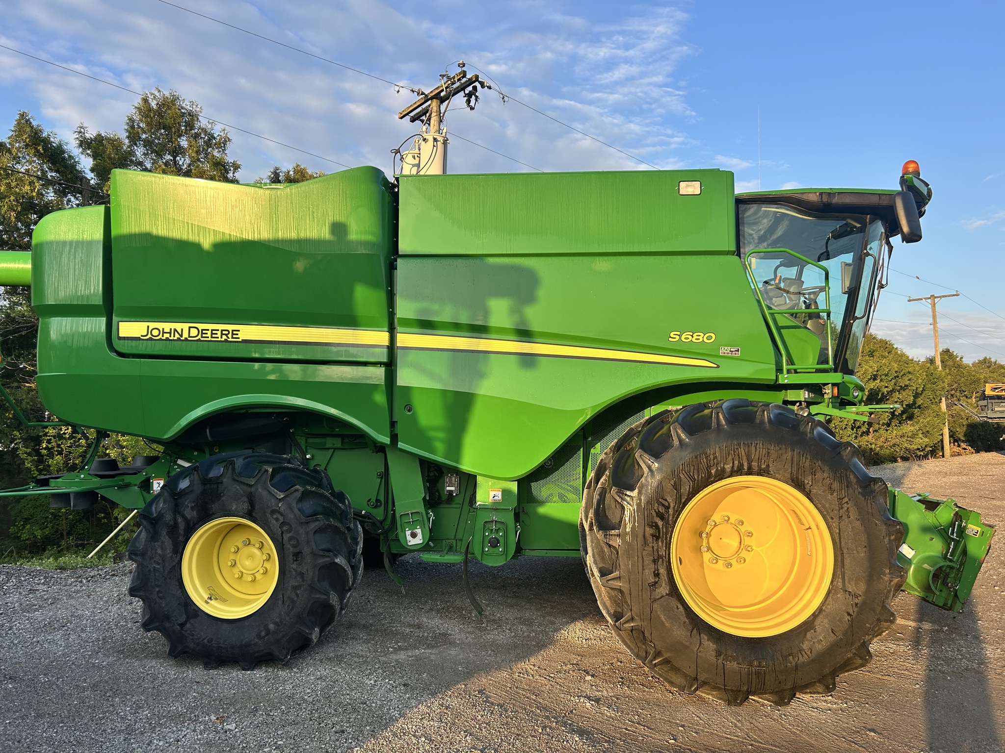 2015 John Deere S680 Image 4