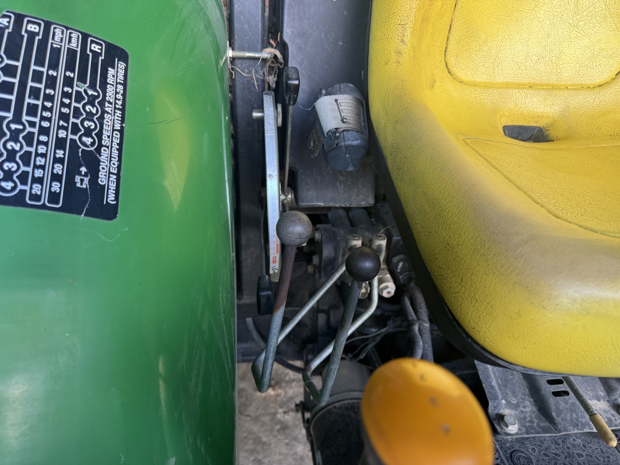 2004 John Deere 5105 Image 11