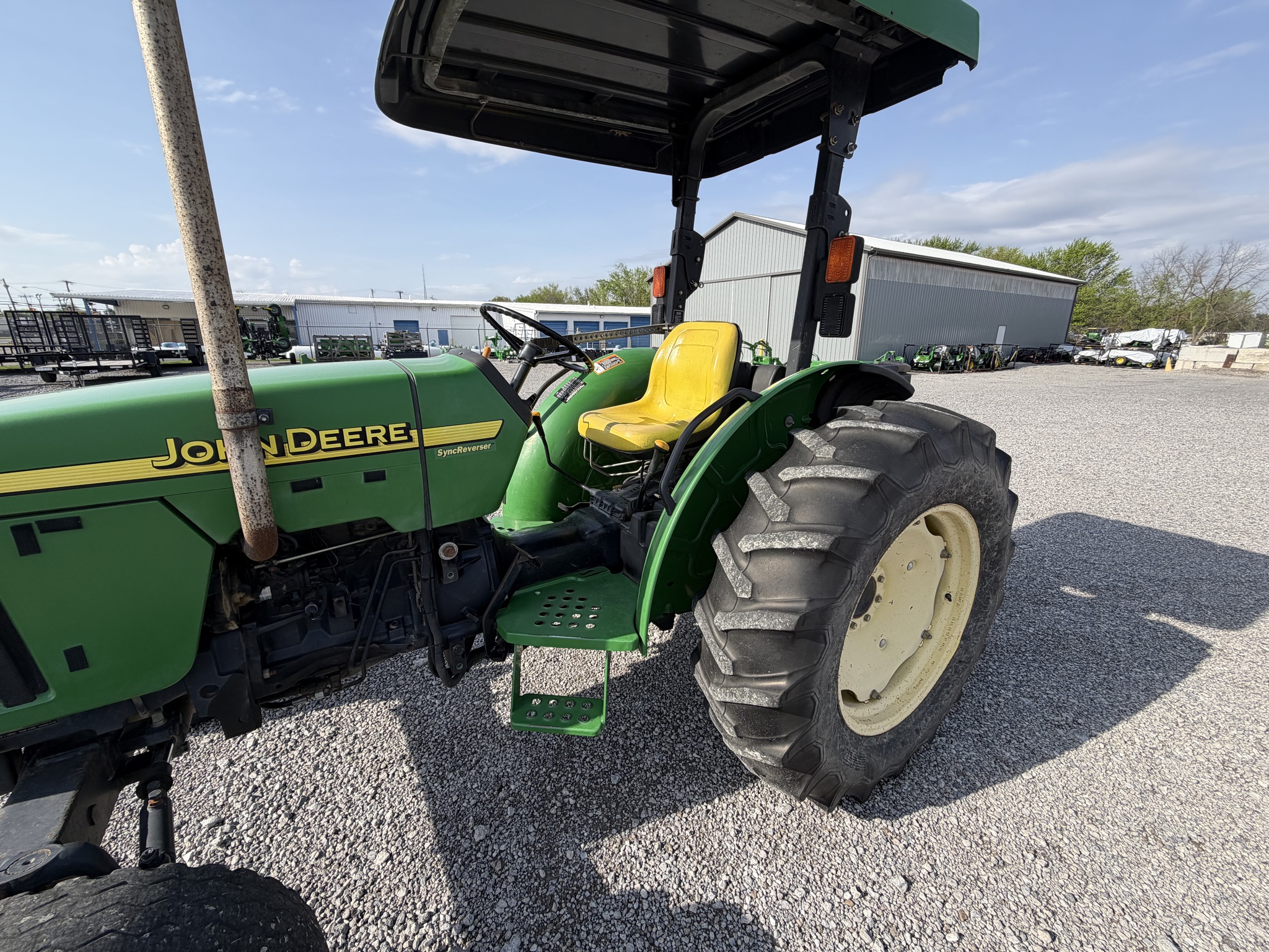 2004 John Deere 5105 Image 2