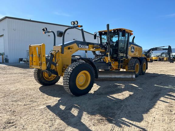 Photo of a 2023 John Deere 772G