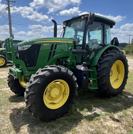 2023 John Deere 6135E Photo 3