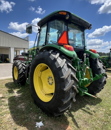 2023 John Deere 6135E Photo 4
