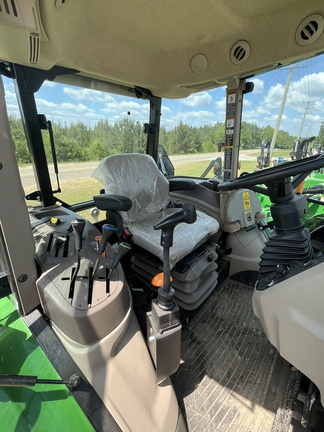2023 John Deere 6135E Photo 7