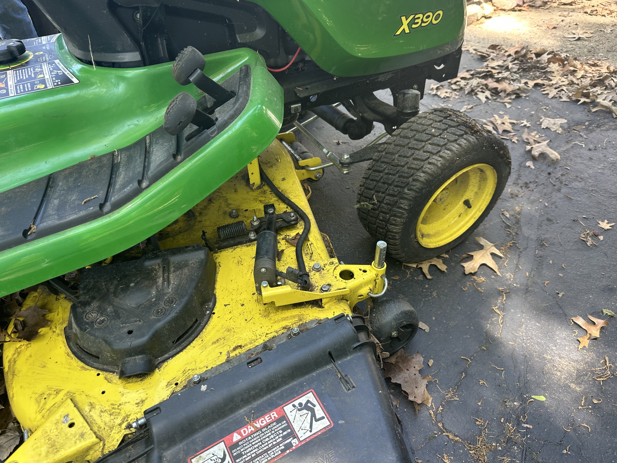 2019 John Deere X390 Image 2