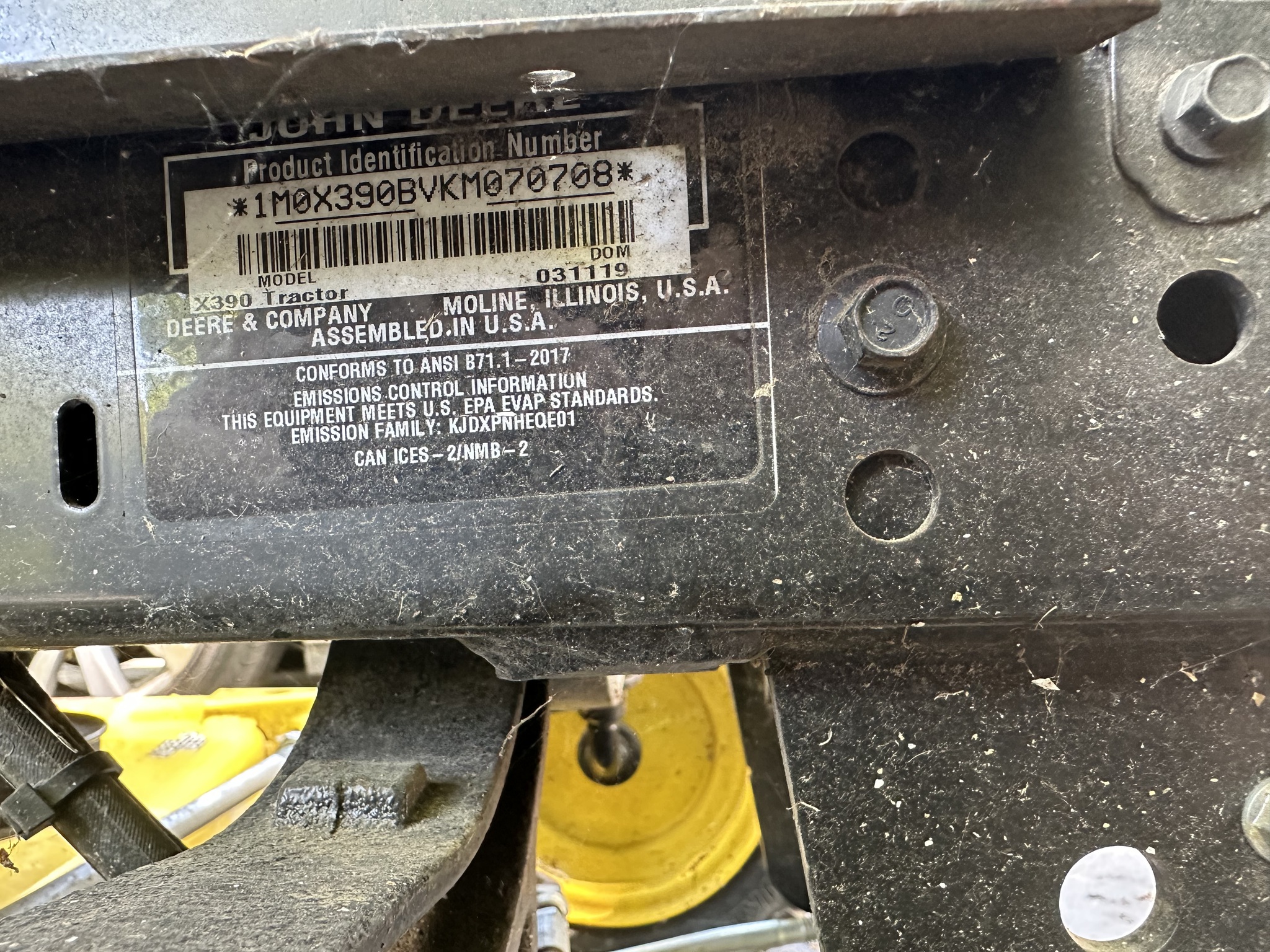 2019 John Deere X390 Image 13