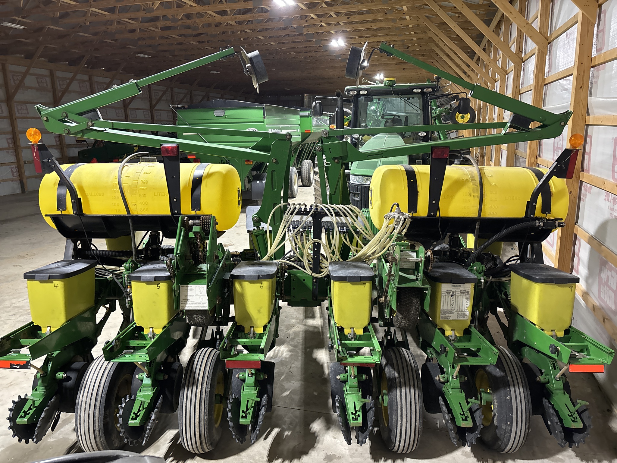 Used 2005 John Deere 1760 Planters: Drawn at Koenig Equipment in Anna, OH - PhotoXL3