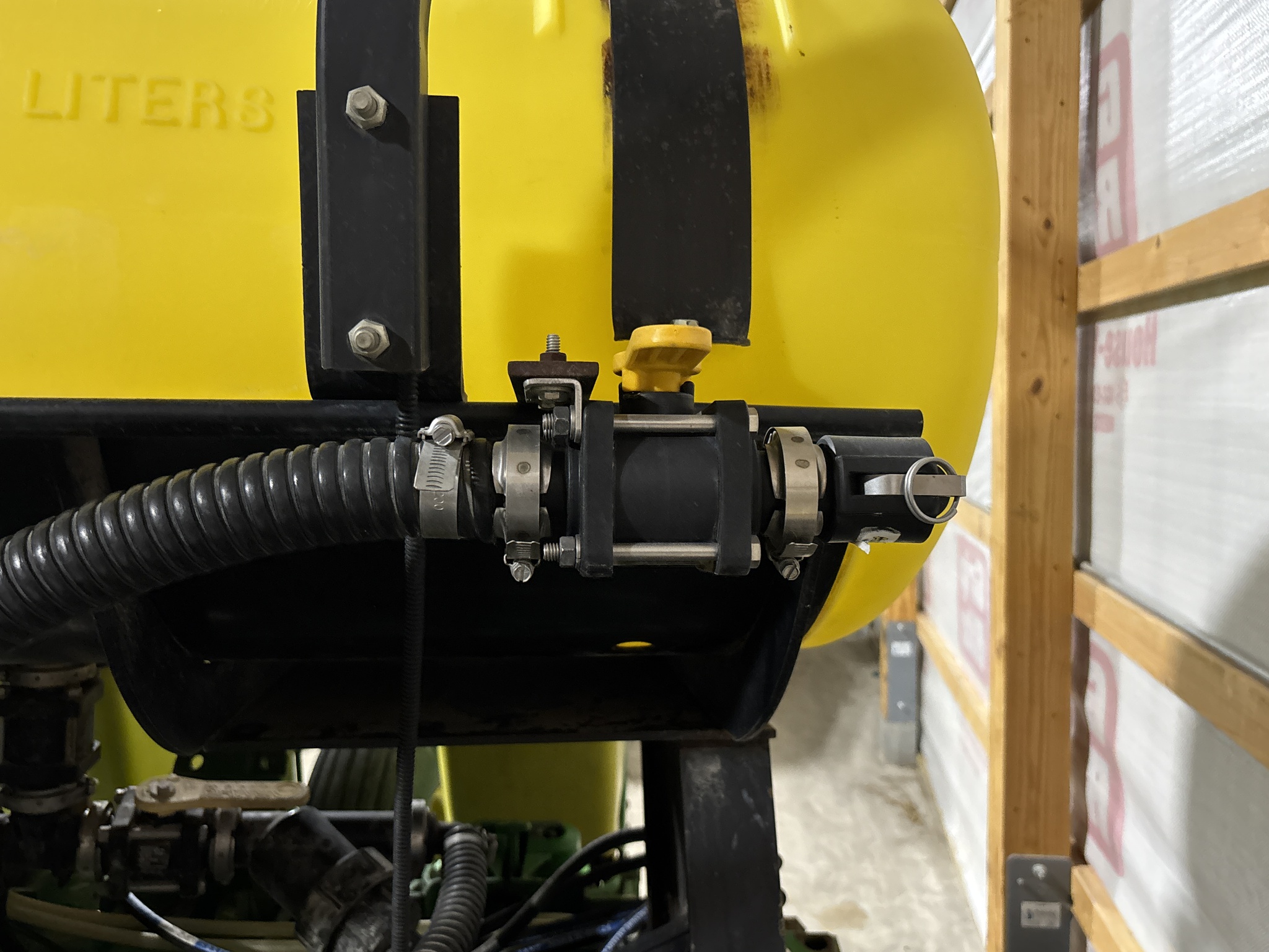 Used 2005 John Deere 1760 Planters: Drawn at Koenig Equipment in Anna, OH - PhotoXL18
