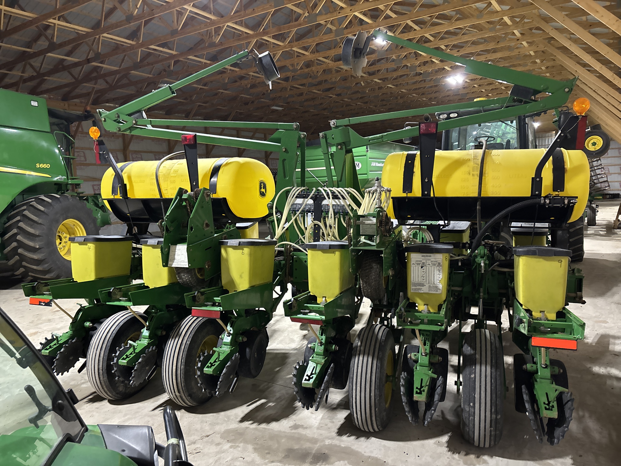 Used 2005 John Deere 1760 Planters: Drawn at Koenig Equipment in Anna, OH - PhotoXL5