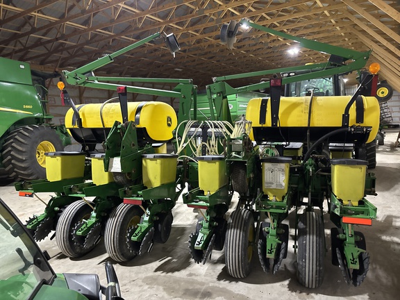 Used 2005 John Deere 1760 Planters: Drawn at Koenig Equipment in Anna, OH - Photo5