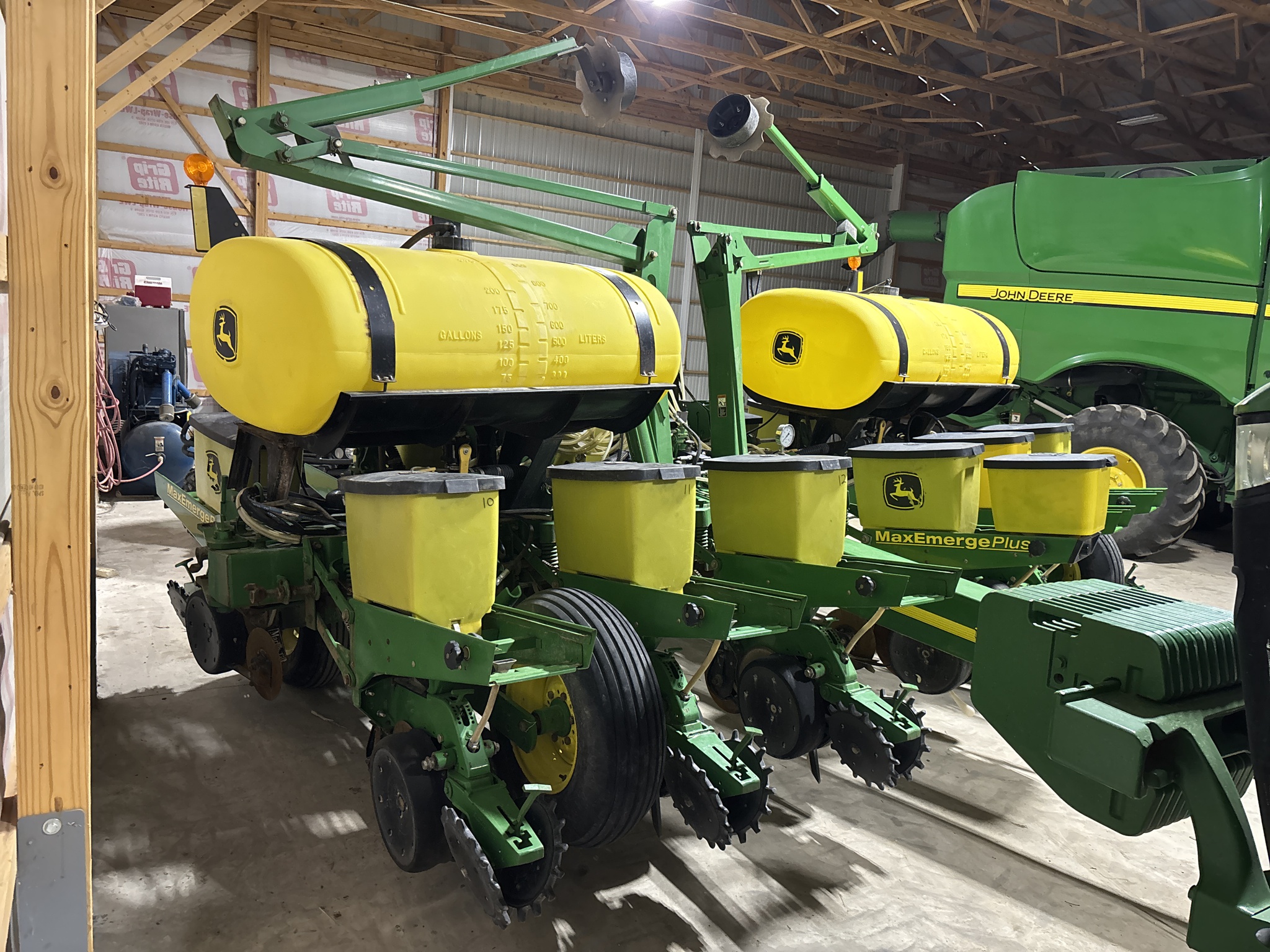 Used 2005 John Deere 1760 Planters: Drawn at Koenig Equipment in Anna, OH - PhotoXL6