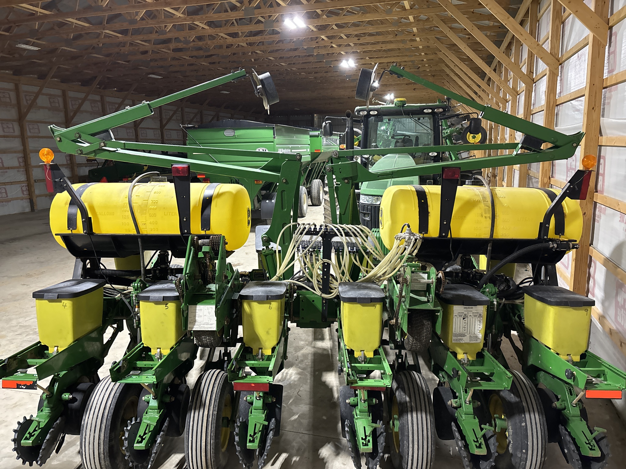 Used 2005 John Deere 1760 Planters: Drawn at Koenig Equipment in Anna, OH - PhotoXL4