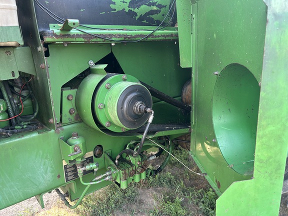 Photo of 1994 John Deere 6810