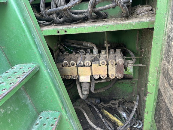 Photo of 1994 John Deere 6810