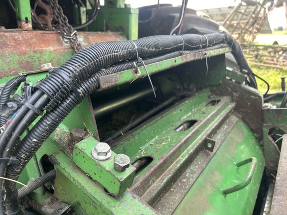 Photo of 1994 John Deere 6810