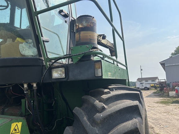 Photo of 1994 John Deere 6810