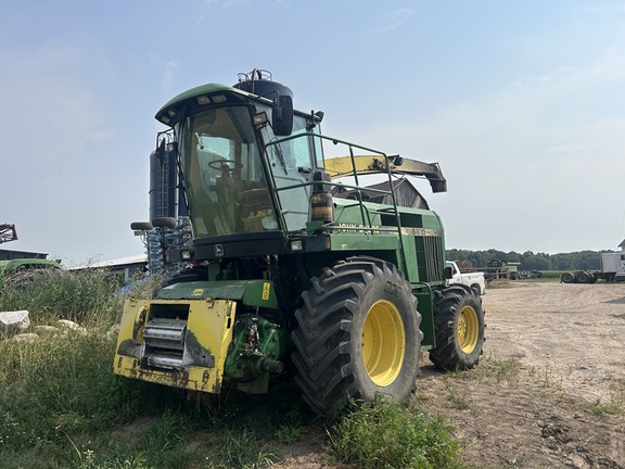 Photo of 1994 John Deere 6810
