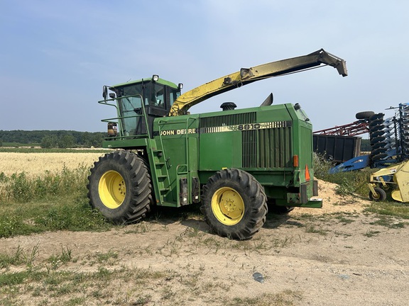 Photo of 1994 John Deere 6810