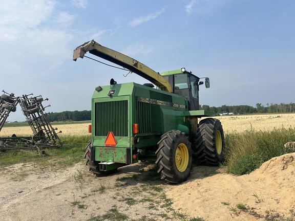 Photo of 1994 John Deere 6810