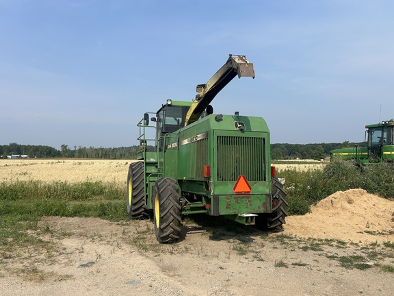 Photo of 1994 John Deere 6810