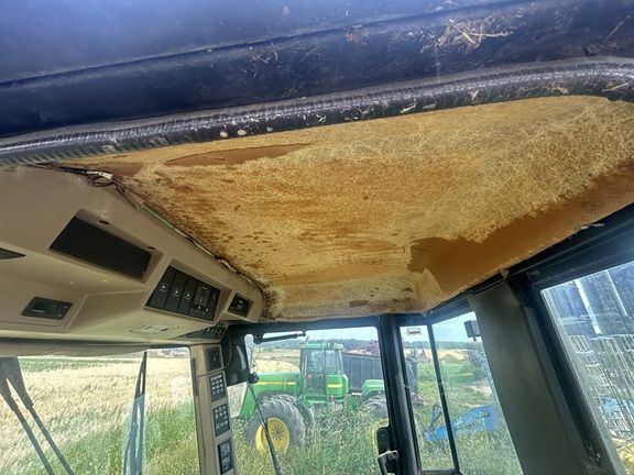 Photo of 1994 John Deere 6810