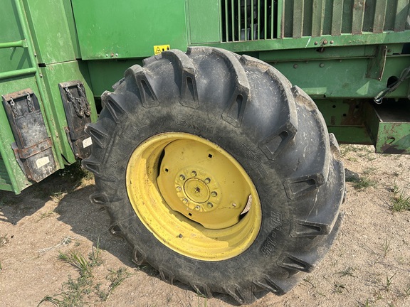 Photo of 1994 John Deere 6810