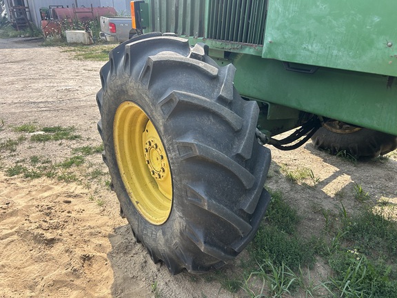 Photo of 1994 John Deere 6810