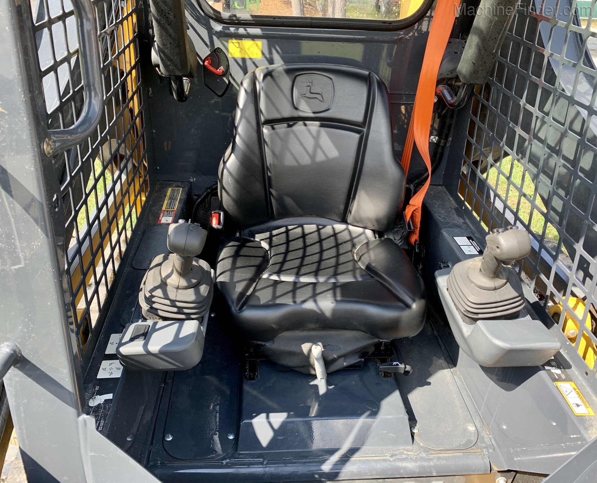 2020 John Deere 317G Image 6