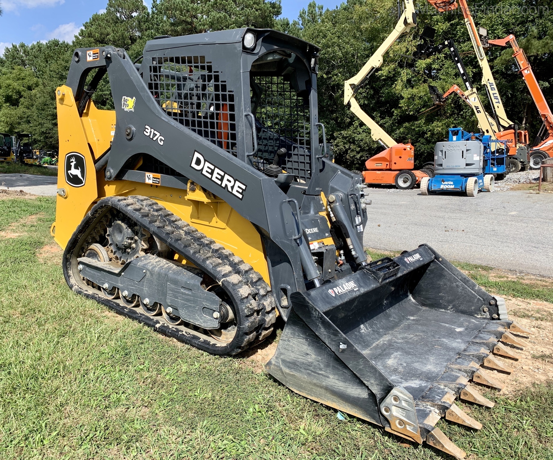 2020 John Deere 317G Image 5