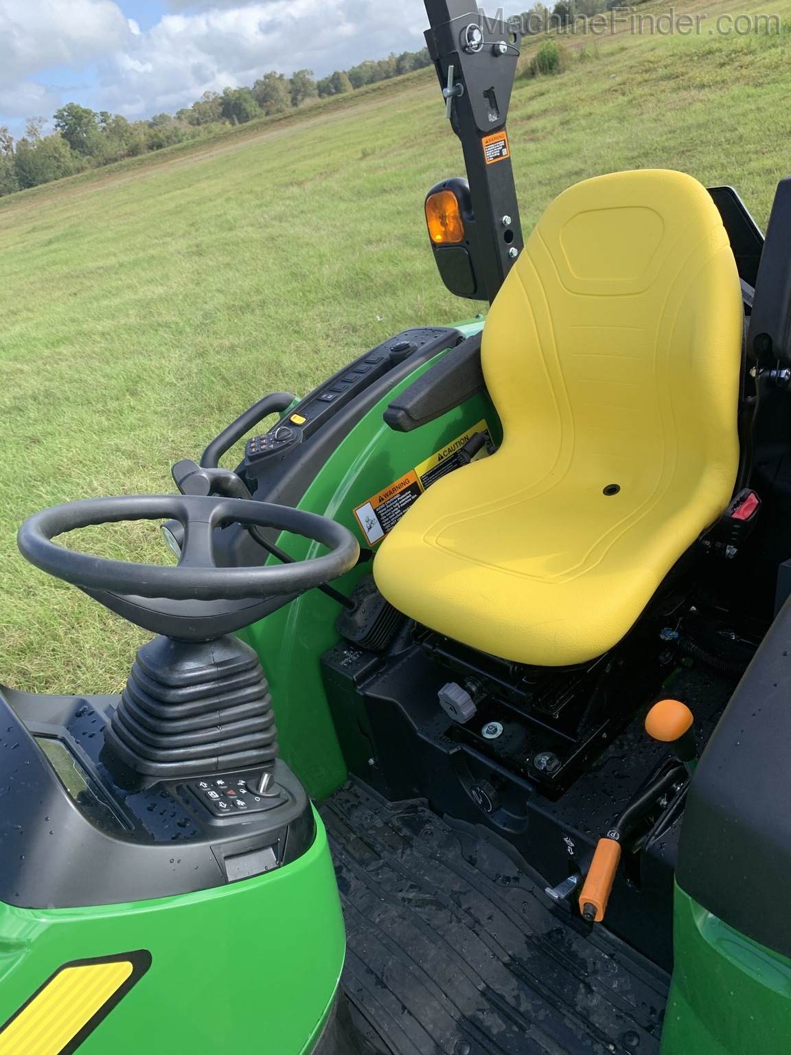 2020 John Deere 4052R Image 10