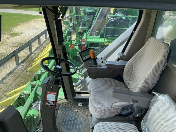 2016 John Deere CP690 Photo 2