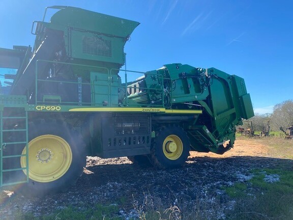 2018 John Deere CP690 Photo 8