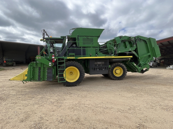 2018 John Deere CP690 Photo 2